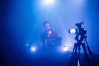 収録ライブパートでのtofubeatsのオフショット。（Photo by Jun Yokoyama）