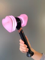 ハートをかたどったハンマーのようなBLACKPINKのペンライト。