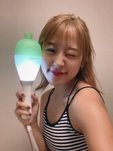 MAMAMOOペンライトを手にしたラジオDJ・上野智子。