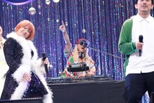 左から矢口真里、DJ KOO、岡野陽一。（写真提供：エイベックス）