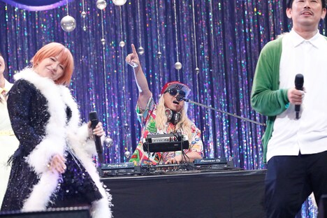左から矢口真里、DJ KOO、岡野陽一。（写真提供：エイベックス）