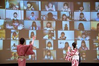 45人の学生との中継の様子。