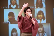 学生たちに手を振る北村匠海。