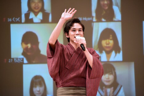 学生たちに手を振る北村匠海。