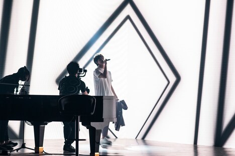 「Possible」を歌う片寄涼太。（写真提供：LDH）