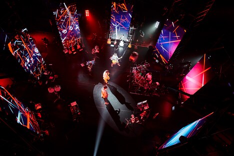 UVERworld「UVERworld 20&15 ANNIVERSARY LIVE」の様子。（撮影：鳥居洋介）