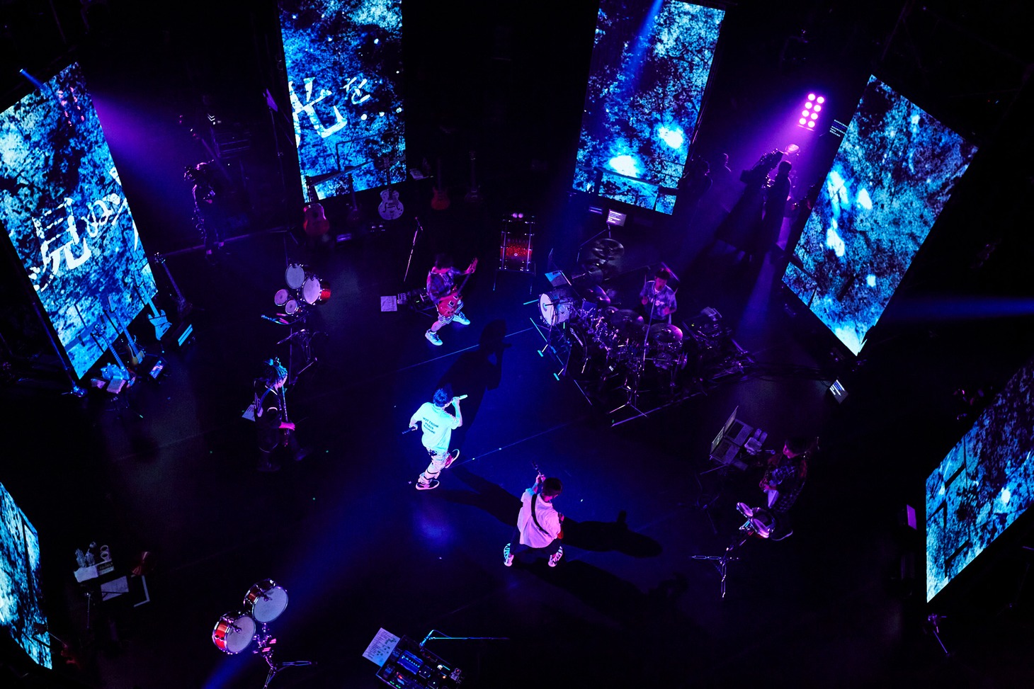 UVERworld「UVERworld 20&15 ANNIVERSARY LIVE」の様子。（撮影：鳥居洋介）