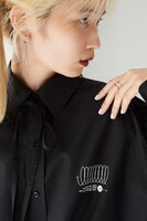 「room.13」graphic shirt