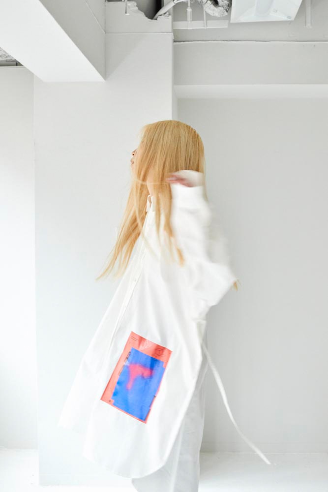 「room.13」graphic shirt