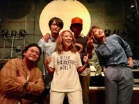 2018年9月に開催された東京・青山 月見ル君想フ公演での集合写真。