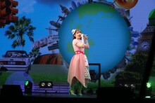 内田真礼「Hello, ONLINE contact!」の様子。（写真提供：ポニーキャニオン）