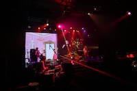 上坂すみれの映像とデュエットする内田真礼。（写真提供：ポニーキャニオン）