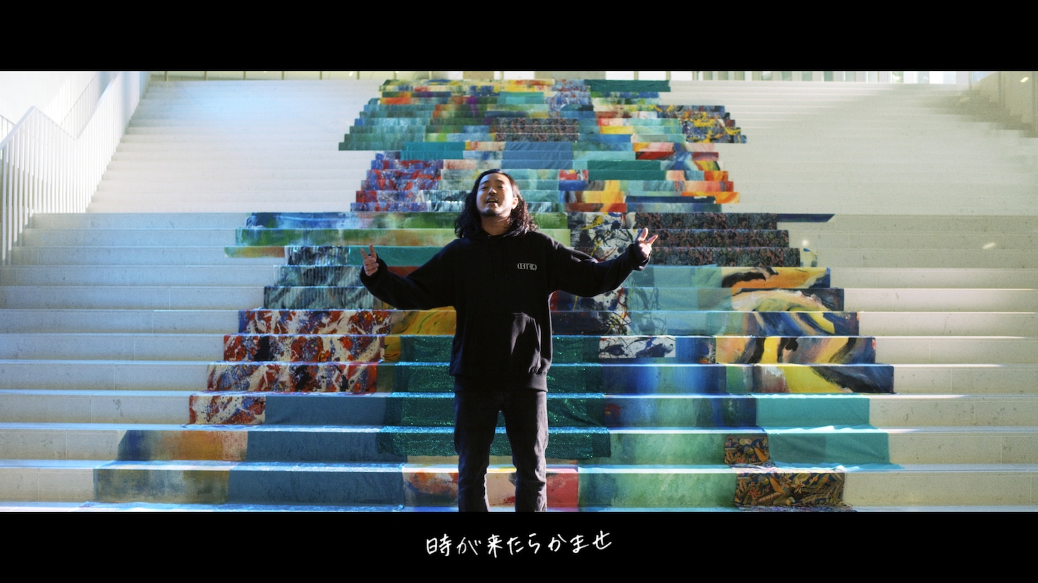 Creepy Nutsが出演する帝京平成大学のCM「誰でもない自分だけの道を」より。
