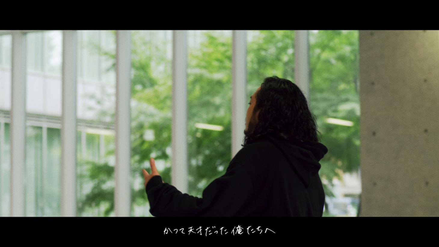 Creepy Nutsが出演する帝京平成大学のCM「誰でもない自分だけの道を」より。
