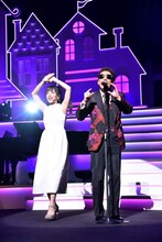 左から伊原六花と鈴木雅之。