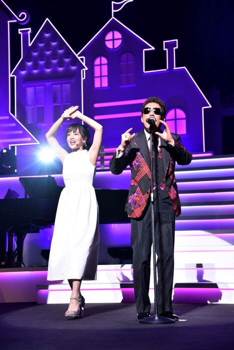 左から伊原六花と鈴木雅之。