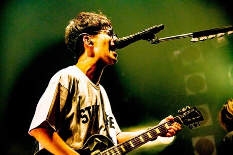 田邊駿一（Vo, G）（撮影：浜野カズシ）