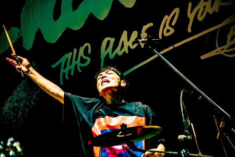 高村佳秀（Dr）（撮影：浜野カズシ）