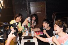 ライブ本編を終えて乾杯するWienners。（撮影：かい）