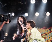 左から玉屋2060%（Vo, G）、アサミサエ（Vo, Key, Sampler）。（撮影：かい）