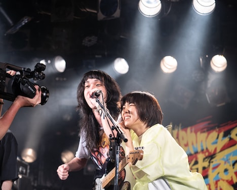 左から玉屋2060%（Vo, G）、アサミサエ（Vo, Key, Sampler）。（撮影：かい）