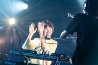 アサミサエ（Vo, Key, Sampler）（撮影：かい）