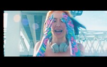 NENE「慈愛」ミュージックビデオのワンシーン。