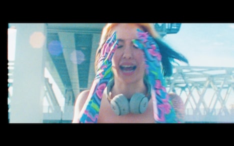 NENE「慈愛」ミュージックビデオのワンシーン。