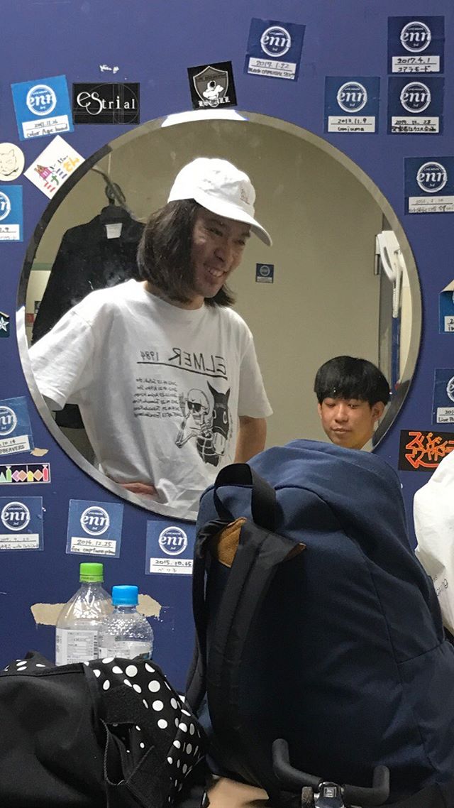 シャムキャッツ「tour Friends Again」仙台公演のときに楽屋で撮った大塚智之とのツーショット。