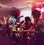 2014年12月30日、東京・南池袋ミュージック・オルグの閉店前日に開催されたライブイベント「オルグスター感謝祭」でパフォーマンスした “シャムハワユー”。