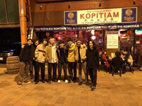 シャムキャッツとミツメ。2018年9月29日に北海道・SOUND CRUEで行われた「TOUR ALSO 2018」で共演した際に打ち上げ会場の前で。