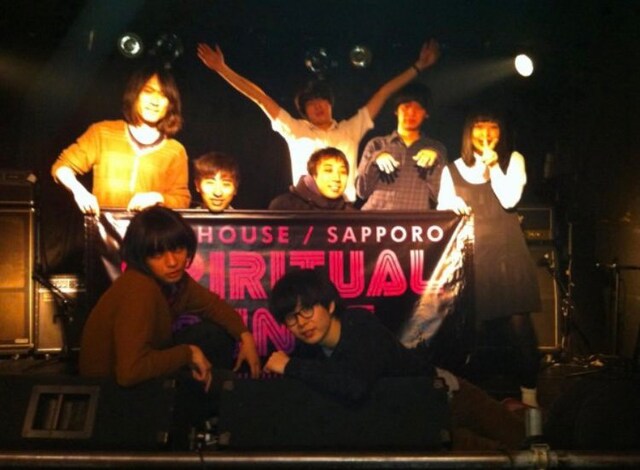 シャムキャッツと昆虫キッズ。2011年4月3日、北海道・Spiritual Loungeにて。