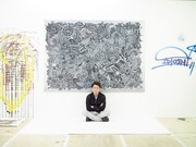 「FREESTYLE 2020 大野智 作品展」のために描き下ろした新作の大型細密画と大野智。