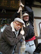 2008年、「月刊RAP」取材時。右はDARTHREIDER。筆者撮影。