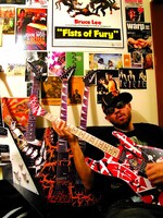 2008年、「METAL CLUB」で名物だった“ハリボテギター”を手に。BLACK BELT JONES DC事務所にて。（Photo by BLACK BELT JONES DC）