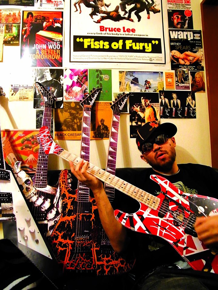 2008年、「METAL CLUB」で名物だった“ハリボテギター”を手に。BLACK BELT JONES DC事務所にて。（Photo by BLACK BELT JONES DC）