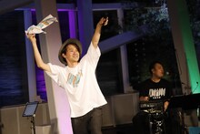 タオルを振り回すナオト・インティライミ。（Photo by Uchida Yuho）