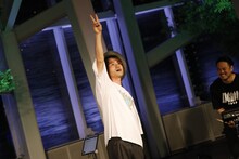 ピースサインを掲げるナオト・インティライミ。（Photo by Uchida Yuho）