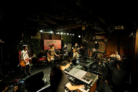 くるり「LIVEWIRE くるり in 京都磔磔」の様子。