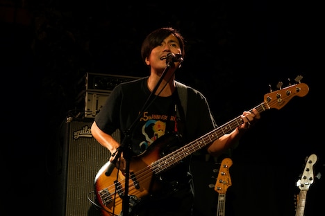 佐藤征史（B, Vo）（撮影：宮田維人）