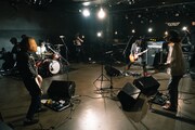 tetoが無観客のフロアで10曲熱演、新代田FEVERからバンドサウンド届ける
