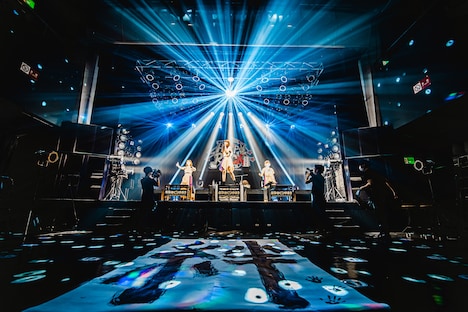 フロアに現れた「絆」の文字。（Photo by mao）