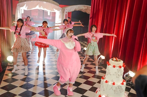 CROWN POPとアメフラっシのメンバーを従えて踊る赤ちゃんあーりん。（撮影：上飯坂一）