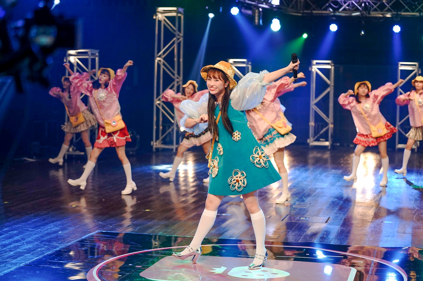 CROWN POPとアメフラっシを従えて「ゴリラパンチ」を披露する幼稚園児あーりん。（撮影：上飯坂一）