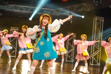 CROWN POP、アメフラっシと共に「ゴリラパンチ」を披露する幼稚園児あーりん。（撮影：上飯坂一）