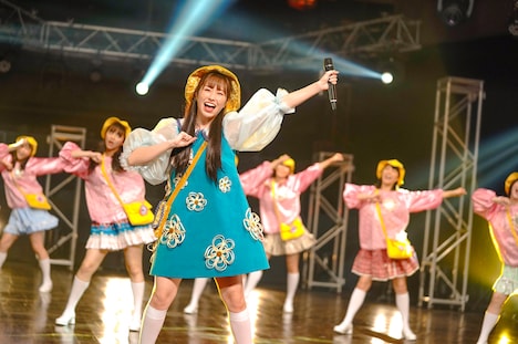 CROWN POP、アメフラっシと共に「ゴリラパンチ」を披露する幼稚園児あーりん。（撮影：上飯坂一）