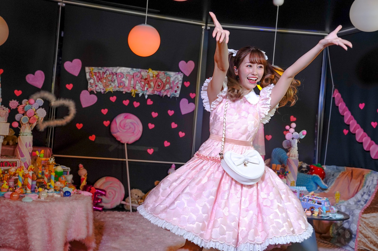 「だって あーりんなんだもーん☆」を披露する“14歳”のあーりん。（撮影：上飯坂一）