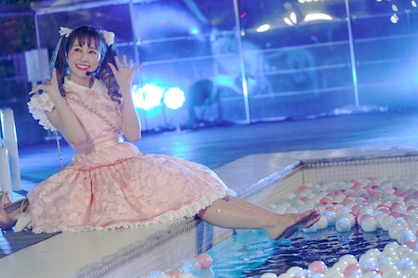 プールの水に足をつけるあーりん。（撮影：上飯坂一）