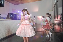 会場内を移動しながらパフォーマンスするあーりん。（撮影：上飯坂一）