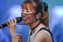 黒いマスクを付けて歌うあーりん。（撮影：上飯坂一）